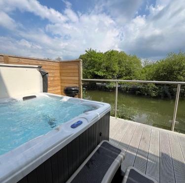 Waveside-Waterside with hot tubResort PoolGym