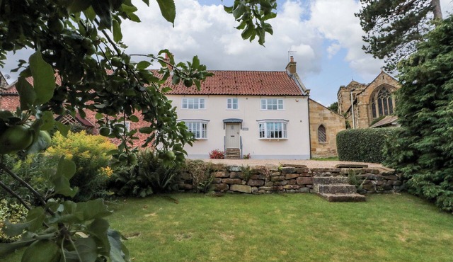 WEAVERS COTTAGE, pet friendly, character holiday cottage in Stokesley