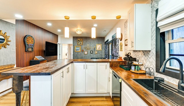 Weekend Getaway in Cornelius: Walk to Dining!