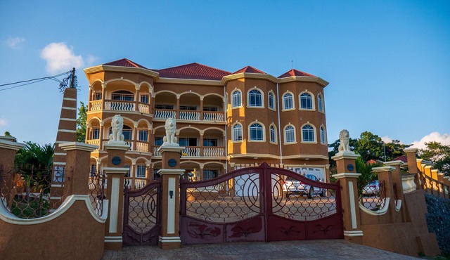 WEEKENDAZ VILLA: Private Gym,Pool, Sauna & Bar