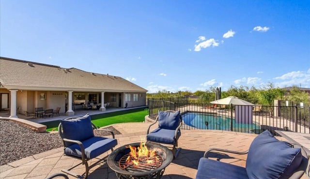 WEEKLY & MONTHLY DISCOUNTS! Resort Style Executive Home On 1.25 Acres