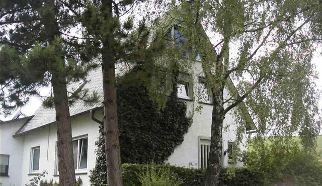 Weitblick auf Berg, Wald und Wiese