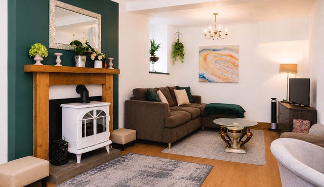 Welcome to our Cosy Coastal Townhouse by Happy Days Stays. Sleeps 6 with fast Wi-Fi, private parking and easy access to Porthcawl beaches, Cardiff and Swansea. Perfect for families, contractors and business travellers.