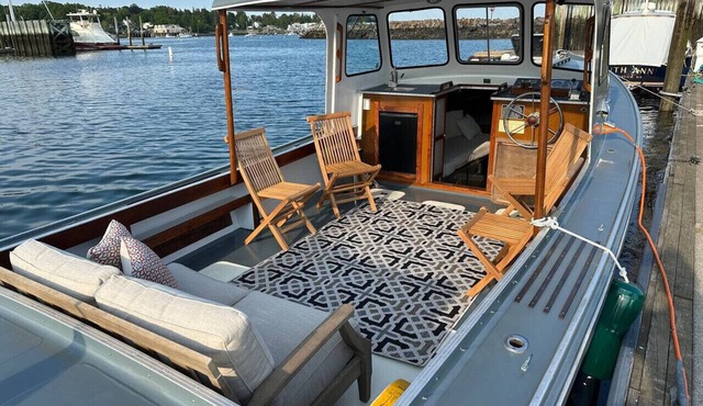 Welcome Aboard! Cozy Docked Houseboat