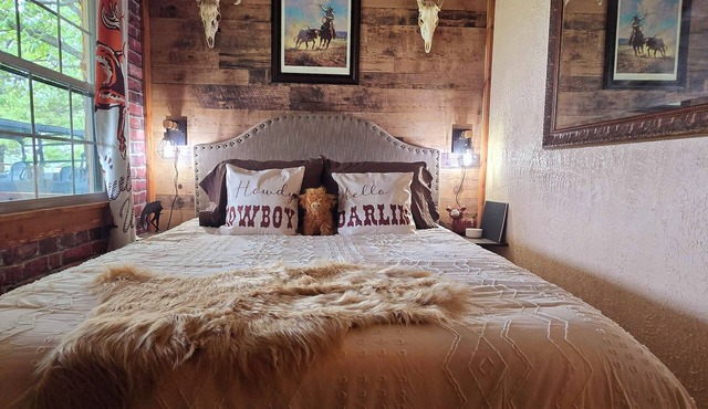 Welcome to the Bunkhouse! Western inspired container home close to Bull Shoals