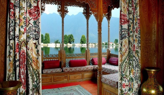WelcomHeritage Gurkha Houseboats