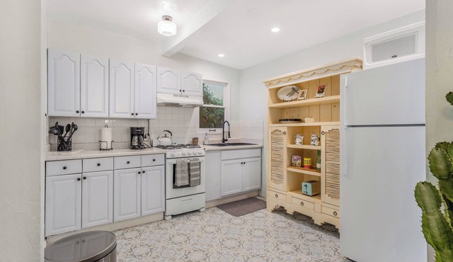 Welcoming 1-bedroom CasaLuna in Santa Barbara- Pet-Friendly
