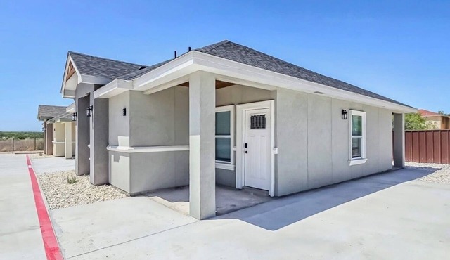 Welcoming 2-bedroom house with AC in charming Eagle Pass