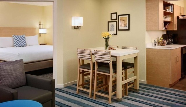 Welcoming Room with Swimming Pool Access & Gym Near Rutgers University