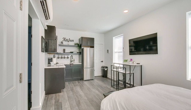 Welcoming Studio ~ 8 Mi to Downtown Cincinnati!