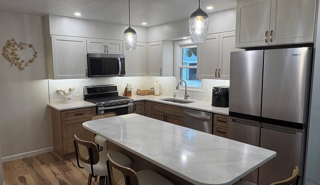Welcoming Updated 3-bedroom House close to downtown Clear Lake and City beach!