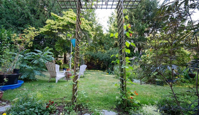 Well-appointed 2-bedroom garden suite escape - 2 minutes to the beach!
