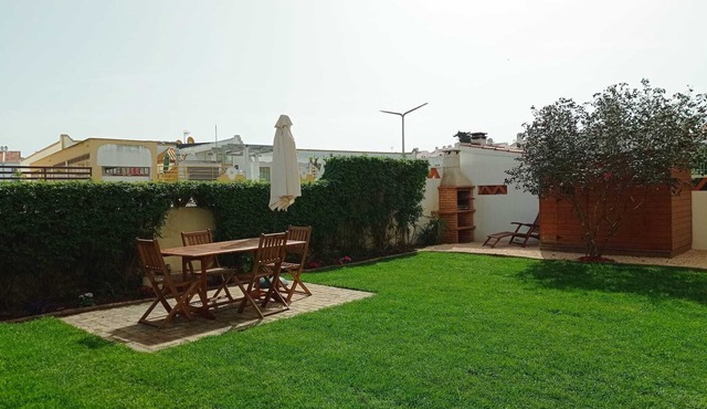 Well-equipped two-bedroom apartment with garden