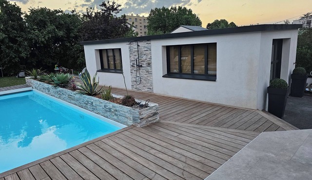Well-equipped outbuilding near groupama stadium