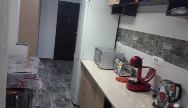 well-equipped kitchen, shops downstairs, train station 5 minutes away