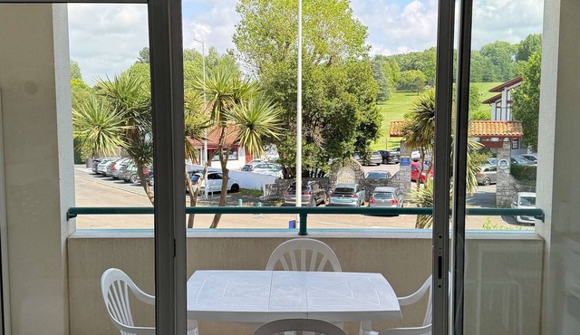 Well-equipped studio facing the golf course, with swimming pool and parking space