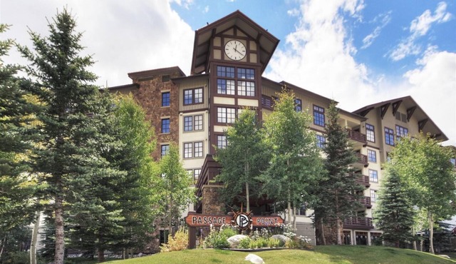 Well-kept Passage Point 2 Bedroom/2 Bath close to the slopes!