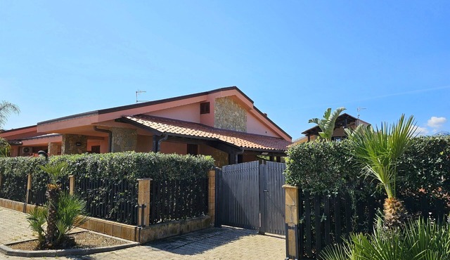 WELL-LIT MEDITERRANEAN VILLA WITH VERANDA AND GARDEN ONLY 50 METERS FROM THE SEA