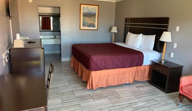 Well-Located Budget-Friendly Room w/Parking – Close to Local Spots