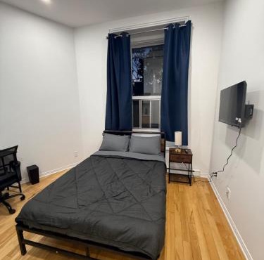 Well located studio with Parking near Downtown Montreal