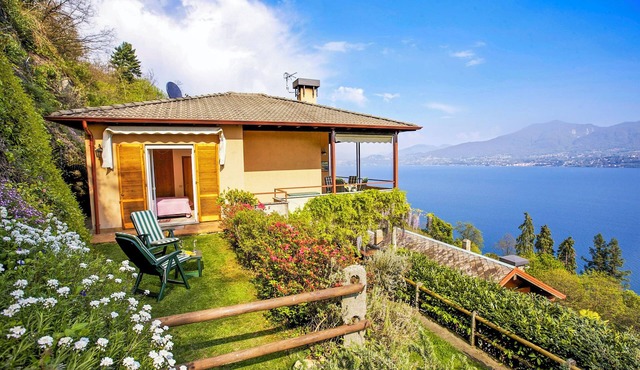 Well maintained apartment in a charming residence above Ghiffa