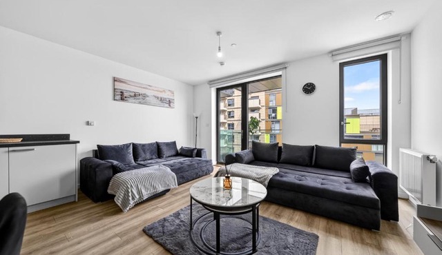Wembley 2BR Spacious Modern Skyline View Sleeps 8