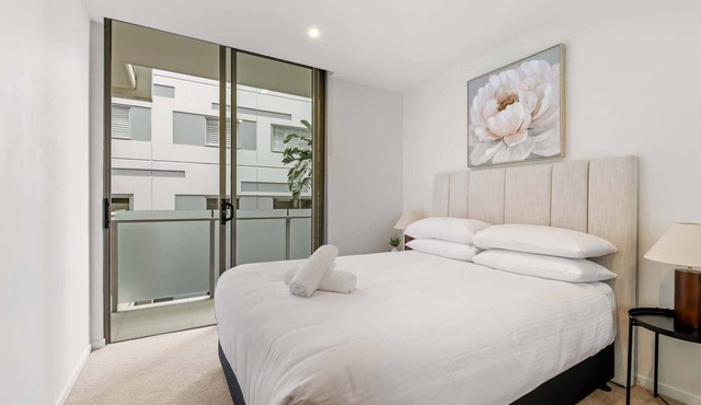 West End Flat with Pool and BBQ Access