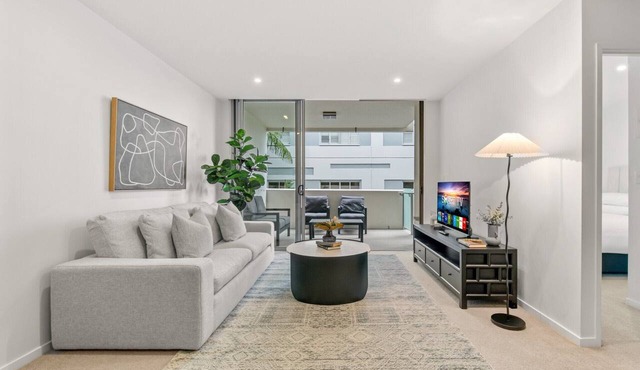 West End Flat with Pool and BBQ Access