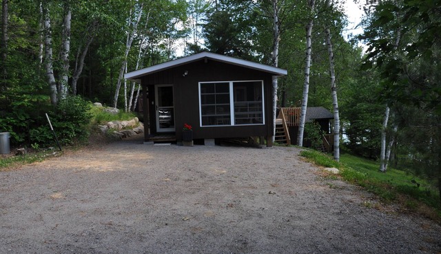 West-facing Hay Lake cottage with access to Algonquin Park
