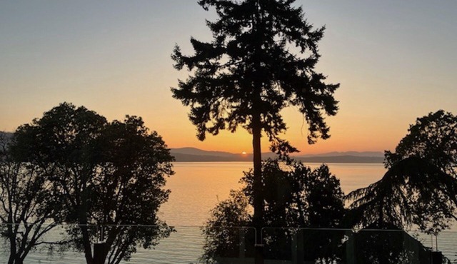West facing Oceanfront cottage, 1 bedroom ; 4 kms from Victoria Int. Airport