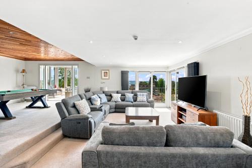 West Grove, Spacious House with Football Pitch