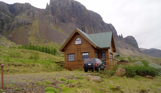 West Iceland, Spacious Comfort. Great View, Hot Tub