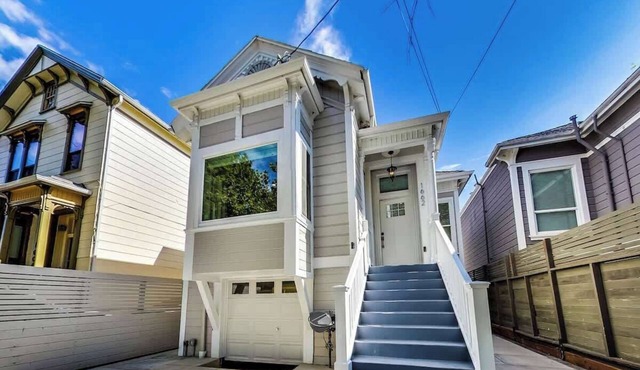 West Oakland charmer: 2br/2bath - AC & W/D