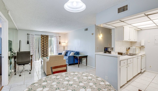 West Palm Beach Condo ~ 8 Mi to Beach & Downtown!