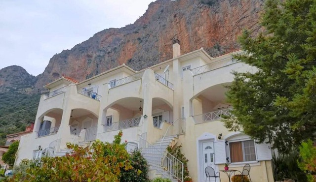 West Red Rock and View Leonidio maisonette studio