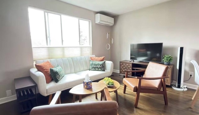 West Seattle Home - 15 Min to Downtown · Free Parking · AC · W/D