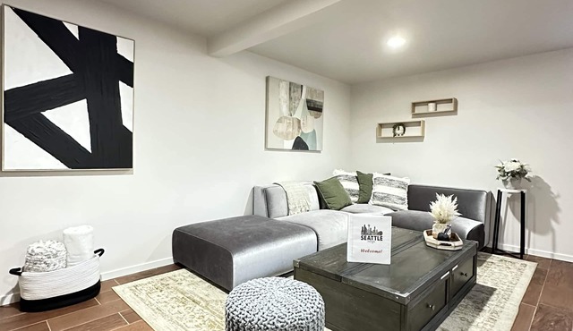 West Seattle Suite! 2 BDRMS, FREE Parking!