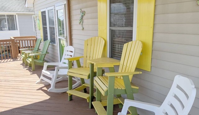 West Side Near Avalon Pier ~ Hot Tub~Dog Friendly~Firepit + Fenced in Yard