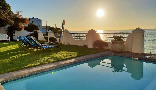 Westbank Private Beach Villa - 4 bedroom with Private Pool Right on the water!