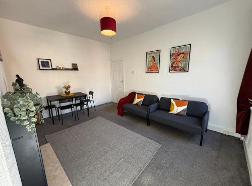 Westbrne-Spacious 4 Bedroom Sleeps 7 Contractor Stay