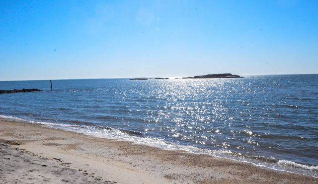 Westbrook 2 Bed Cottage w/ Paddle Boards, Beach Supplies, and Grill - 7 day min