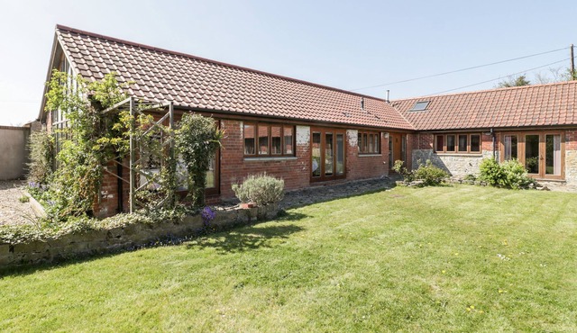 WESTBROOK BARN, family friendly in Evercreech, Somerset