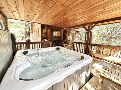 Western theme! Amazing Spa, Fireplace and Deck!
