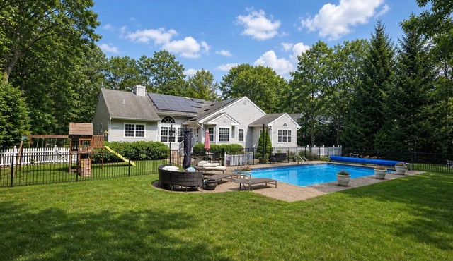 Westhampton Retreat: Pool, 5BR, Private Yard, Gym, Golf Simulator