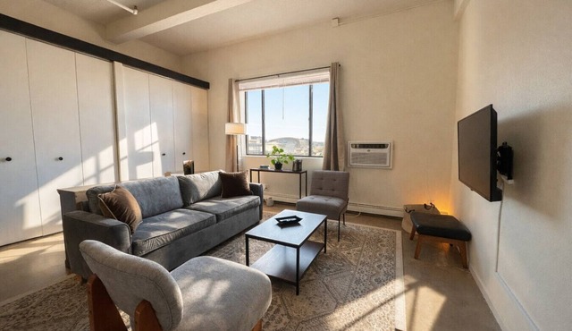 Westown Studio Apt Near Fiserv, Baird, and Theater District · Sleeps 4