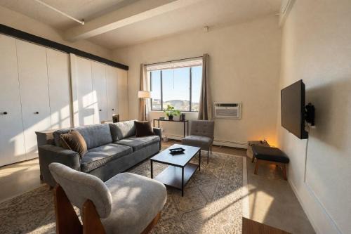 Westown Studio Apt Near Fiserv, Baird, and Theater District · Sleeps 4
