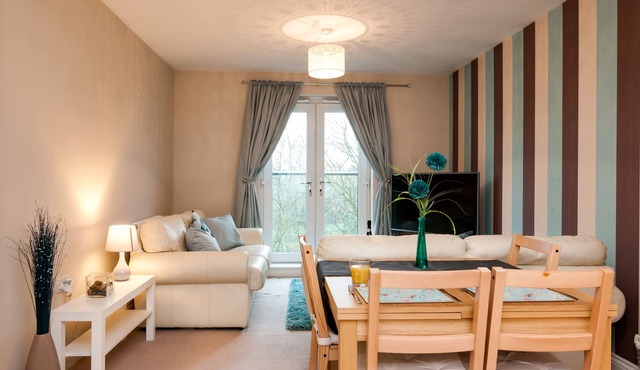Westside Apartments :Cosy 2 Bed 2 Bath Flat