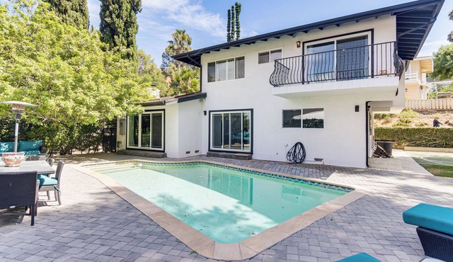WFH Friendly: Spacious Hillside Retreat in Encino