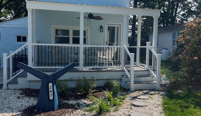 WHALE'S TAIL COTTAGE: Newly renovated cozy cottage 1.5 block walk to the beach !