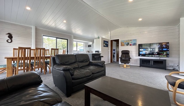 Whangapoua - 2mins walk to beach